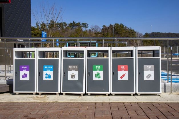 야외에 쓰레기재활용분리수거장이 설치되어 있는 모습