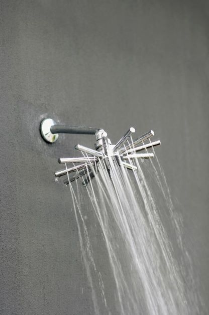 샤워기에서 물줄기가 흘러나오고 있다