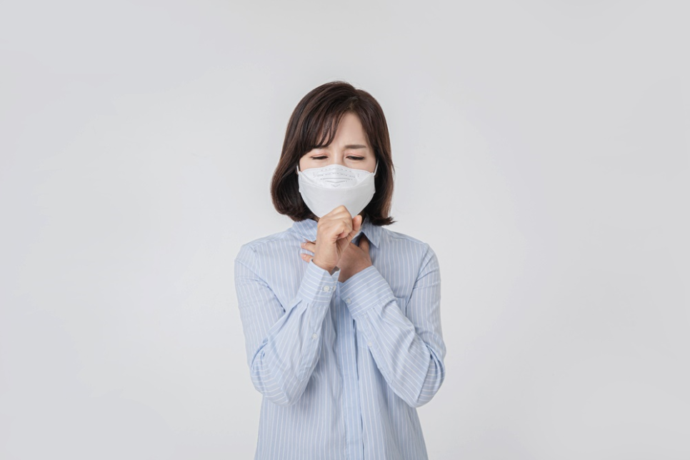 감기걸려 기침하는 여성